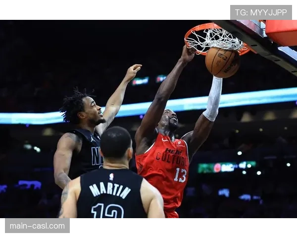 雄鹿vs热火赛前,字母哥与巴特勒在球员通道内简短寒暄